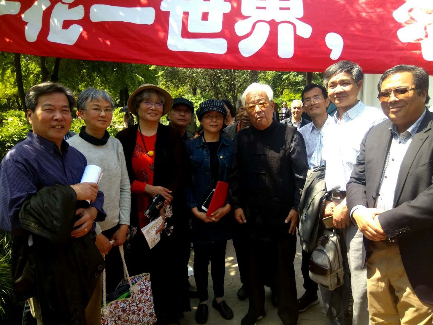 【中國美術家書法家藝術網快訊】由上海市文聯和上海市美術家協會聯合舉辦的“一花一世界”第四期名家寫生示范活動