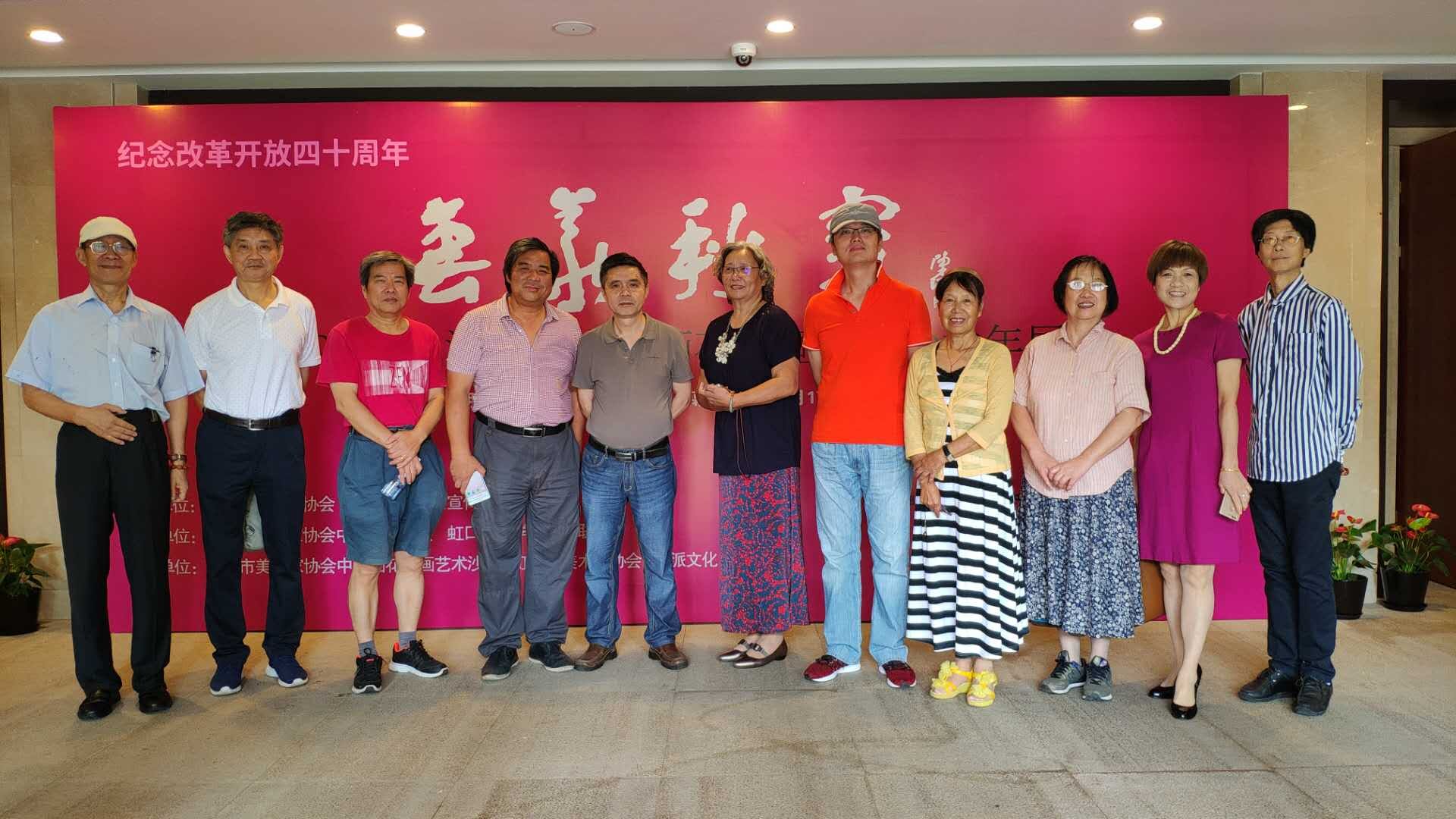 【中國美術家書法家藝術網】訊，著名畫家楊正新、夏建峰、孫忠民在“上海美協花鳥畫沙龍年度展”的第一天，現場筆會與觀眾交流